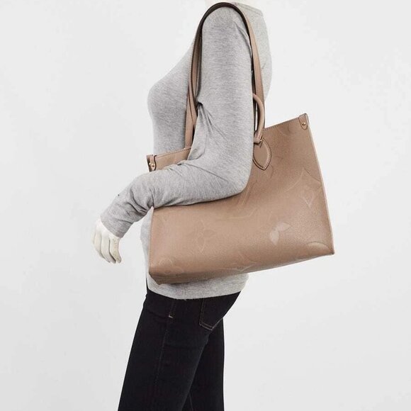 Louis Vuitton Gris Tourterelle Monogram Empreinte Leather Onthego MM Bag - Picture 3 of 9